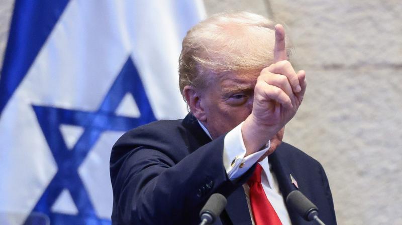 Az izraeli parlamentben két baloldali törvényhozó hangos kifütyüléssel fejezte ki ellenérzését Trump iránt, ami miatt végül ki kellett őket vezetni a teremből.