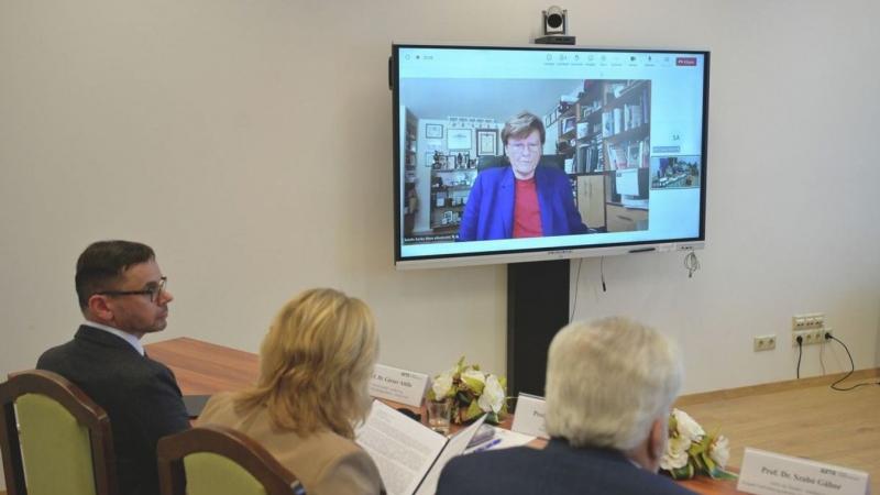 Ilia Mihály és két kutató lesz az első, akik átvehetik azt a díjat, amelyet Karikó Katalin alapított.