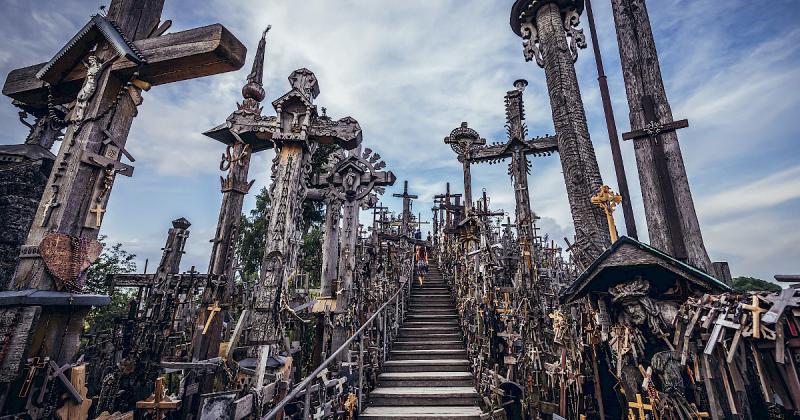 Fedezd fel a világ legfélelmetesebb, mégis lenyűgöző helyeit, ahol a hátborzongató légkör és a titokzatos történetek vonzzák a turistákat! Ezek a különleges helyszínek, bár ijesztőek, varázslatos élményeket kínálnak a bátornak, és évente milliókat csábíta