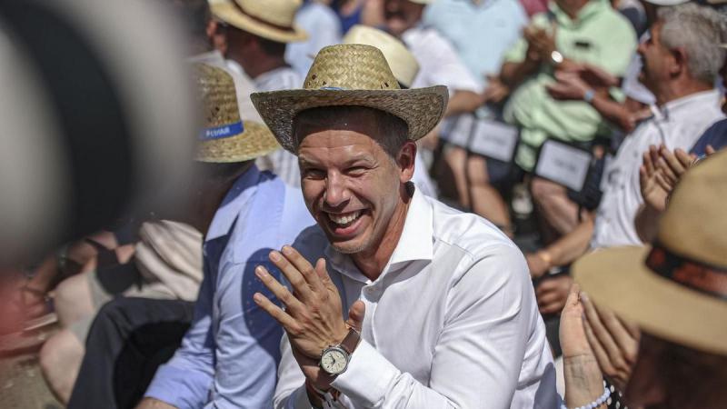 Petri Lukács Ádám: Lehetne-e egy bullshittelő troll a miniszterelnök?
Képzeljük el, hogy a miniszterelnök nem csupán politikai döntéseket hoz, hanem a közéletet egyfajta szórakoztató show-műsorrá alakítja. Egy troll, aki nemcsak a közvéleményt formálja,