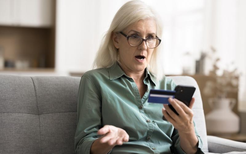 FOTÓ: Csalók lépnek akcióba, hamis ellenőrökkel ijesztgetnek – ne hagyd magad átverni ezekkel az üzenetekkel!