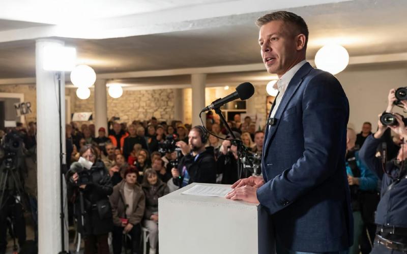 Hogyan reagál Magyar Péter egy olyan település helyzetére, ahol legutóbb a jobboldal 77%-os szavazati aránnyal aratott győzelmet?